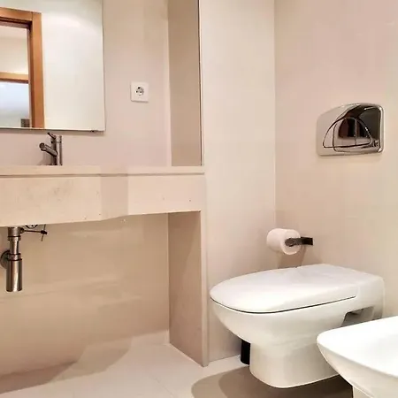 Luxury Beach Condo 250Ft To Beach. Great Amenities شقة