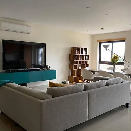 Luxury Beach Condo 250Ft To Beach. Great Amenities شقة